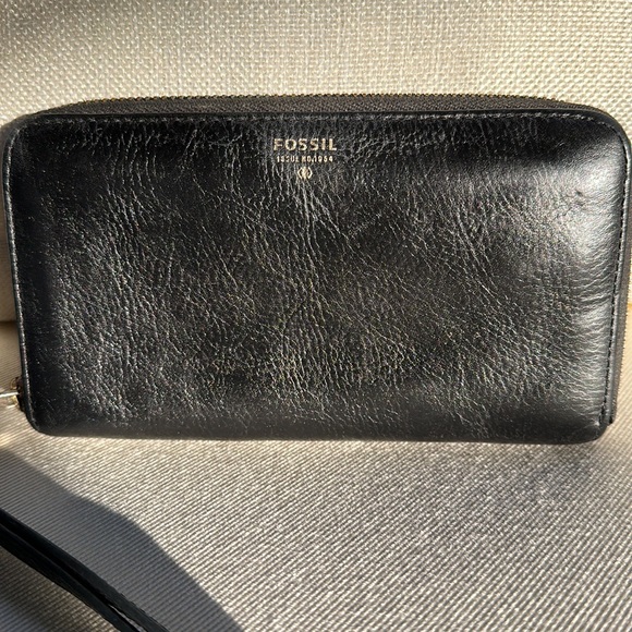 Fossil beautiful soft leather wristlet - Picture 2 of 7
